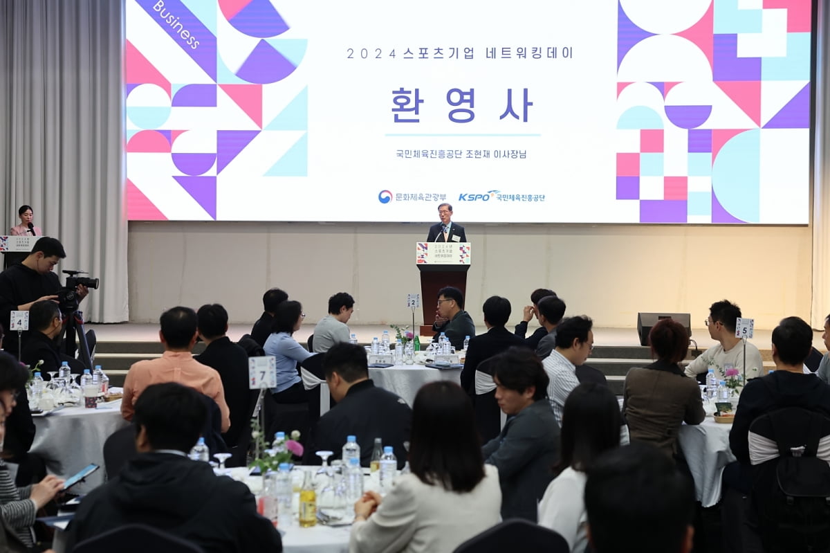 顶正就有了啊！赖斯头槌攻门打偏 错失良机