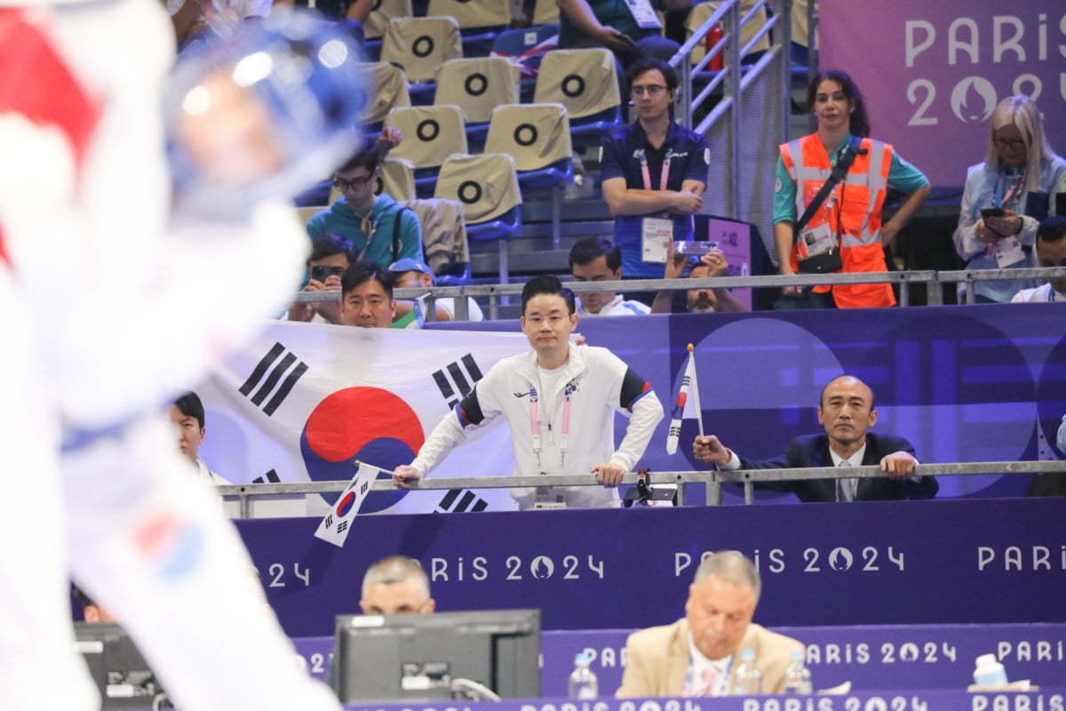 魏泽：拜仁完全控制比赛，有球时我们几乎出不了本方半场