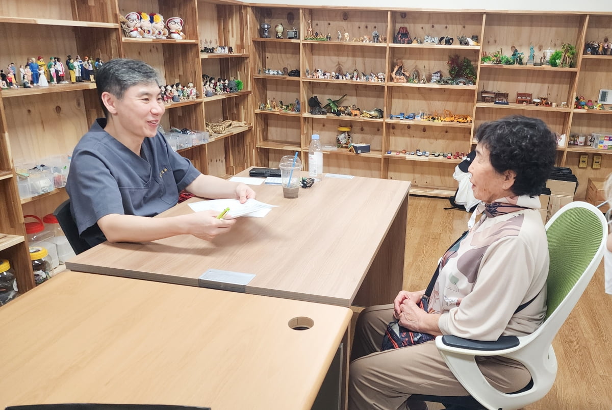 同曦新赛季动员会！西热坐沙发，郭昊文祝铭震居首排，林葳成壮汉