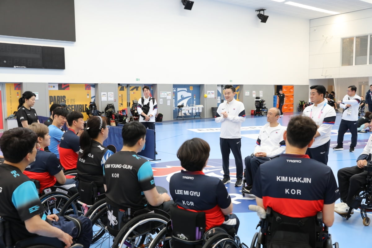 铁粉！18年世界杯夺冠后格子对镜头飞吻：我爱德里克-罗斯