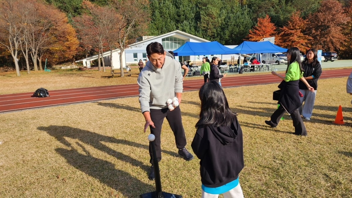 红星vs巴萨半场数据：射门2-12射正1-4，绝对机会1-2