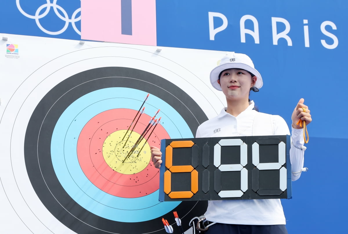滕哈赫谈曼联中止弗格森大使合同：弗格森就是曼联，他打造了曼联