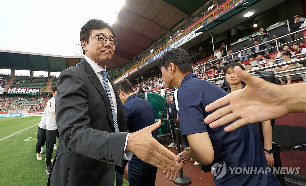 与偶像见面了，14岁小将沙利文晒与15年梅西金球奖奖杯合照