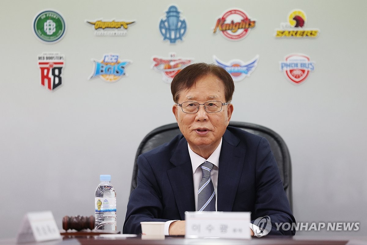 祝好！网友拍到辽宁男篮外援阿丘尔乘机离开辽宁