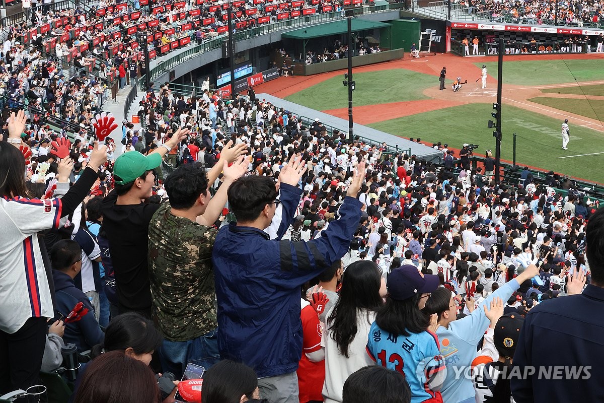 鹈鹕主力墨菲宣布本场比赛不会回归，琼斯也倒地不起！