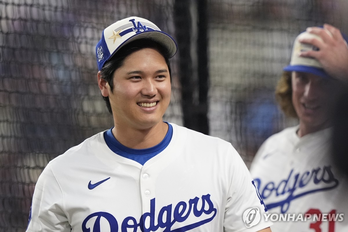 弗里克下车走到公交站台为球迷签名 以免球迷被雨淋湿